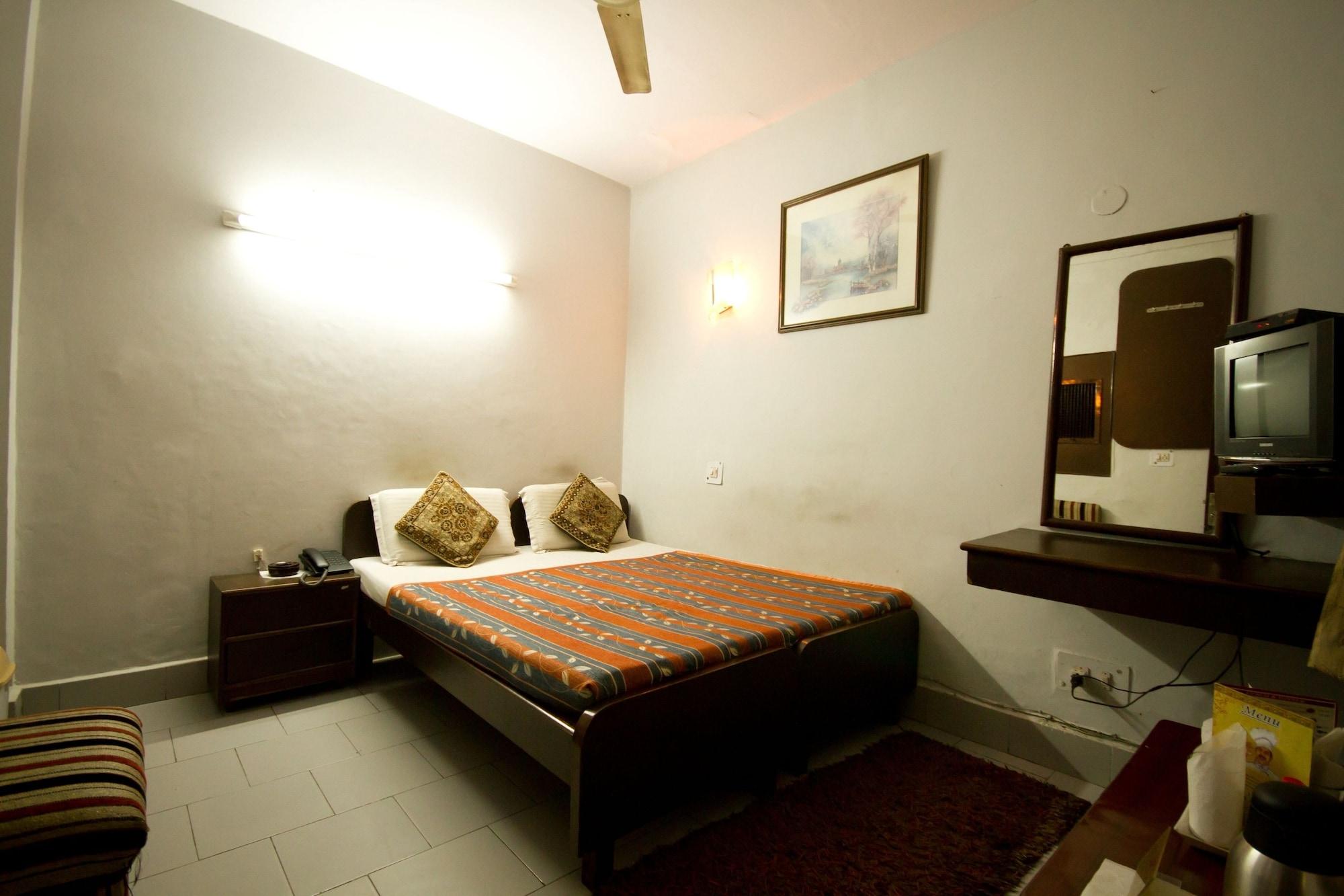 Hotel Woodland Deluxe Yeni Delhi Dış mekan fotoğraf