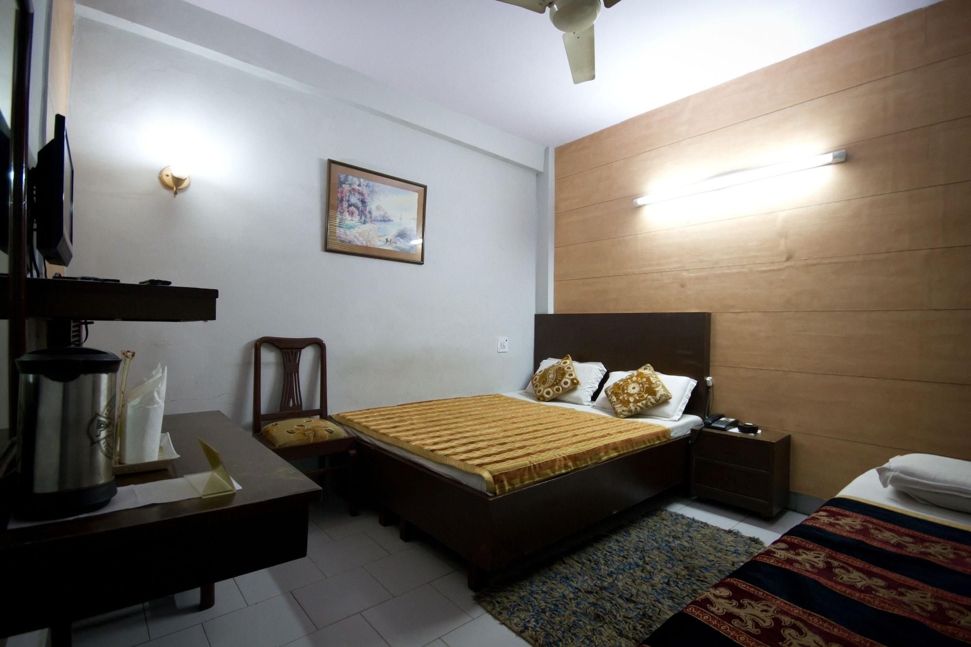 Hotel Woodland Deluxe Yeni Delhi Dış mekan fotoğraf