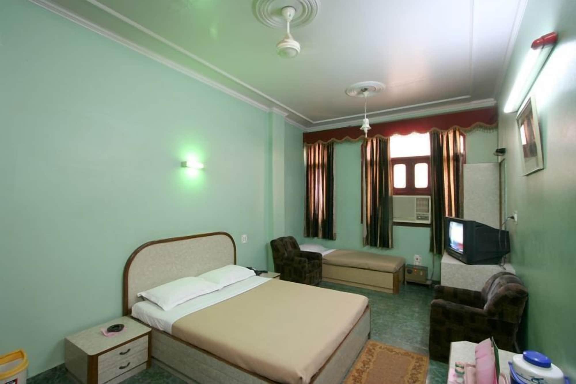 Hotel Woodland Deluxe Yeni Delhi Dış mekan fotoğraf