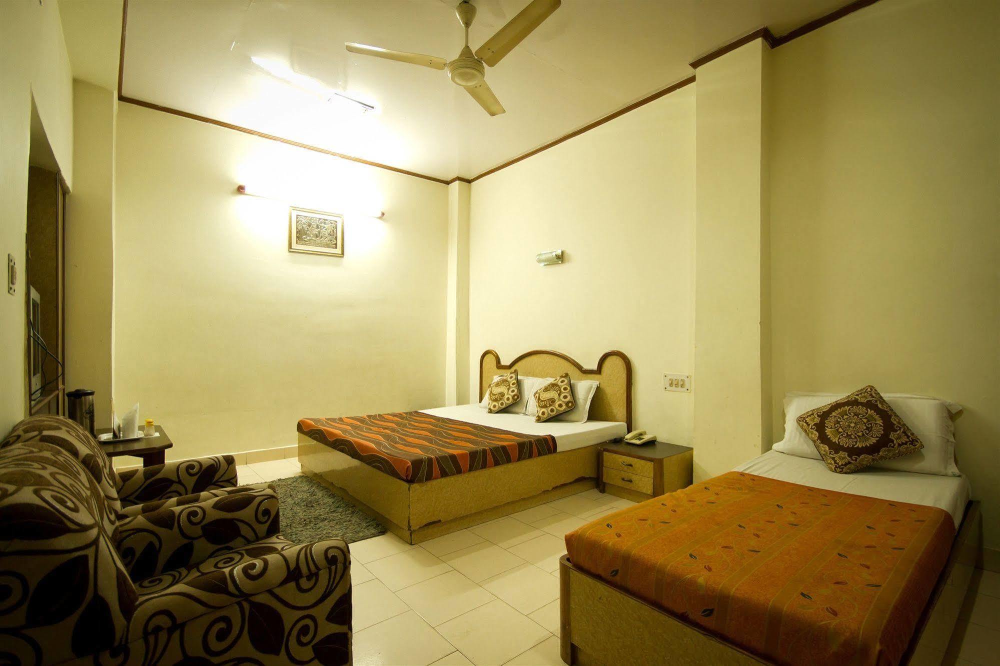 Hotel Woodland Deluxe Yeni Delhi Dış mekan fotoğraf