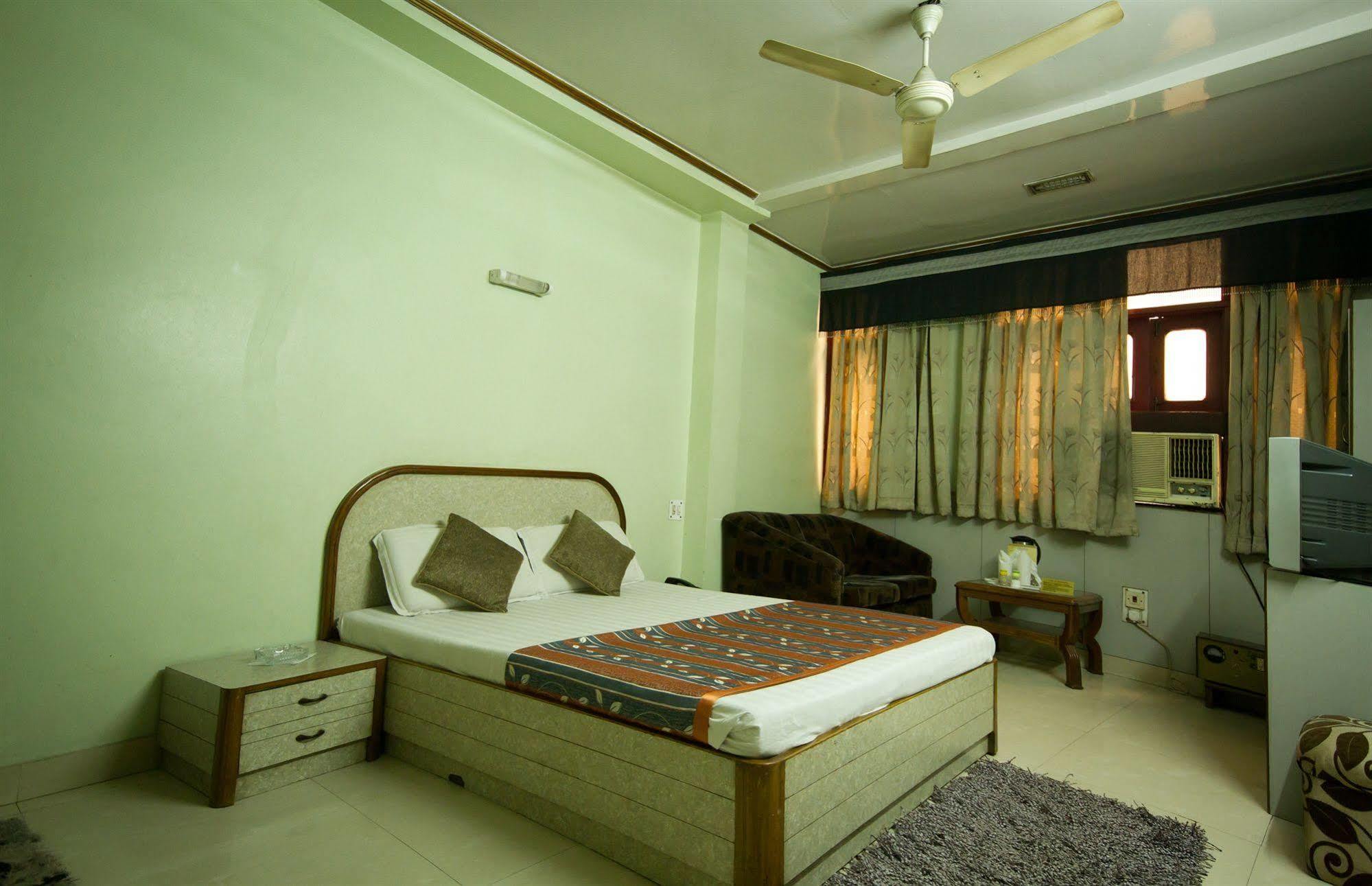 Hotel Woodland Deluxe Yeni Delhi Dış mekan fotoğraf